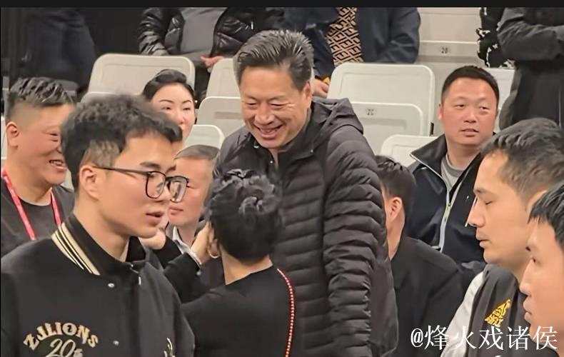 揭幕战温馨一幕！李春江受邀观看广厦总冠军颁奖仪式，受到热烈欢迎